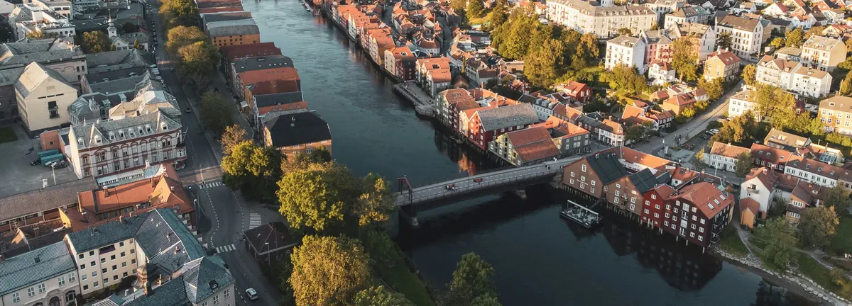 Flyfoto av Trondheim med Nidelva, Gamle Bybro og bryggene